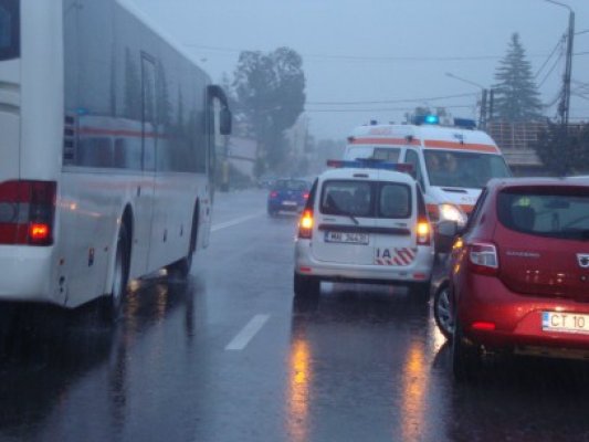 Accident rutier la ieşire din Mihail Kogălniceanu, cu 5 victime. Poliţiştii caută un şofer fugar!